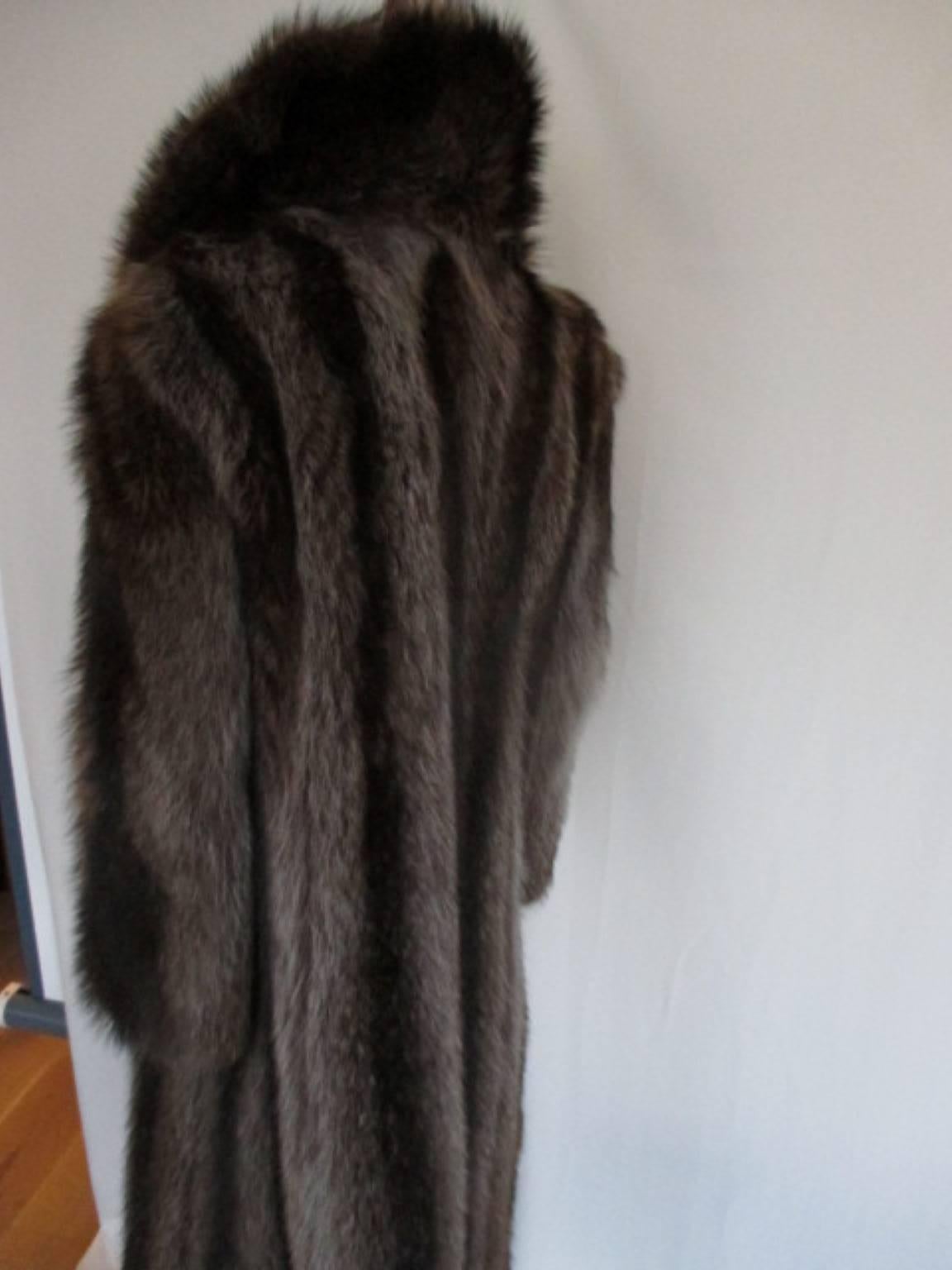 This vintage raccoon fur coat has 4 buttons.
The closing is reinforced with leather and has 2 velvet lined pockets.
Size fits like a medium eu 40/42