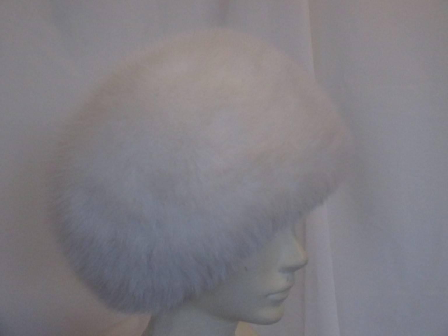 Exclusive russian white fox fur hat In Excellent Condition In Amsterdam, NL