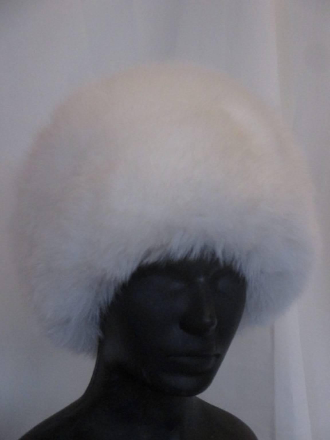 This beautiful vintage hat has a drawstring and the inside is black lined.
Made by a Russian furrier.
measurement:
Circumference is 58cm/22.8 inch