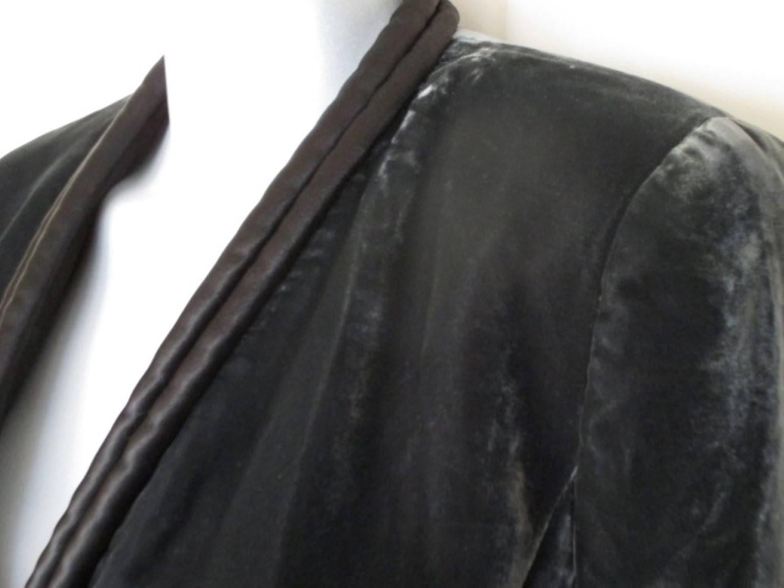 This jacket is a few times worn and made from shimmery soft velvet with 2 pockets and black rolled satin cuffs and collar.
Its nice to wear with jeans a dress or for a cocktailparty.
The size is mentioned Italy 48 but fits like and Eu 40/42