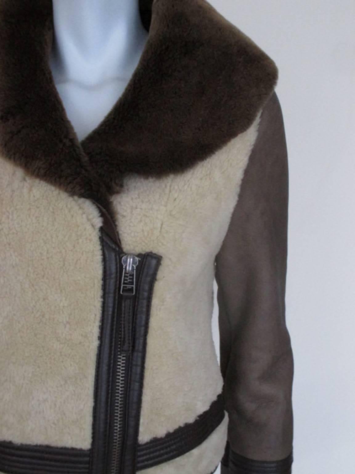 This beautiful jacket is light and easy to wear.
Its made of shearling/lambskin and soft leather with one closing button at the collar, zipper closing at front and on the sleeves.
In pre-loved condition.
Size fits like EU 36/38 - US 6/8 small,