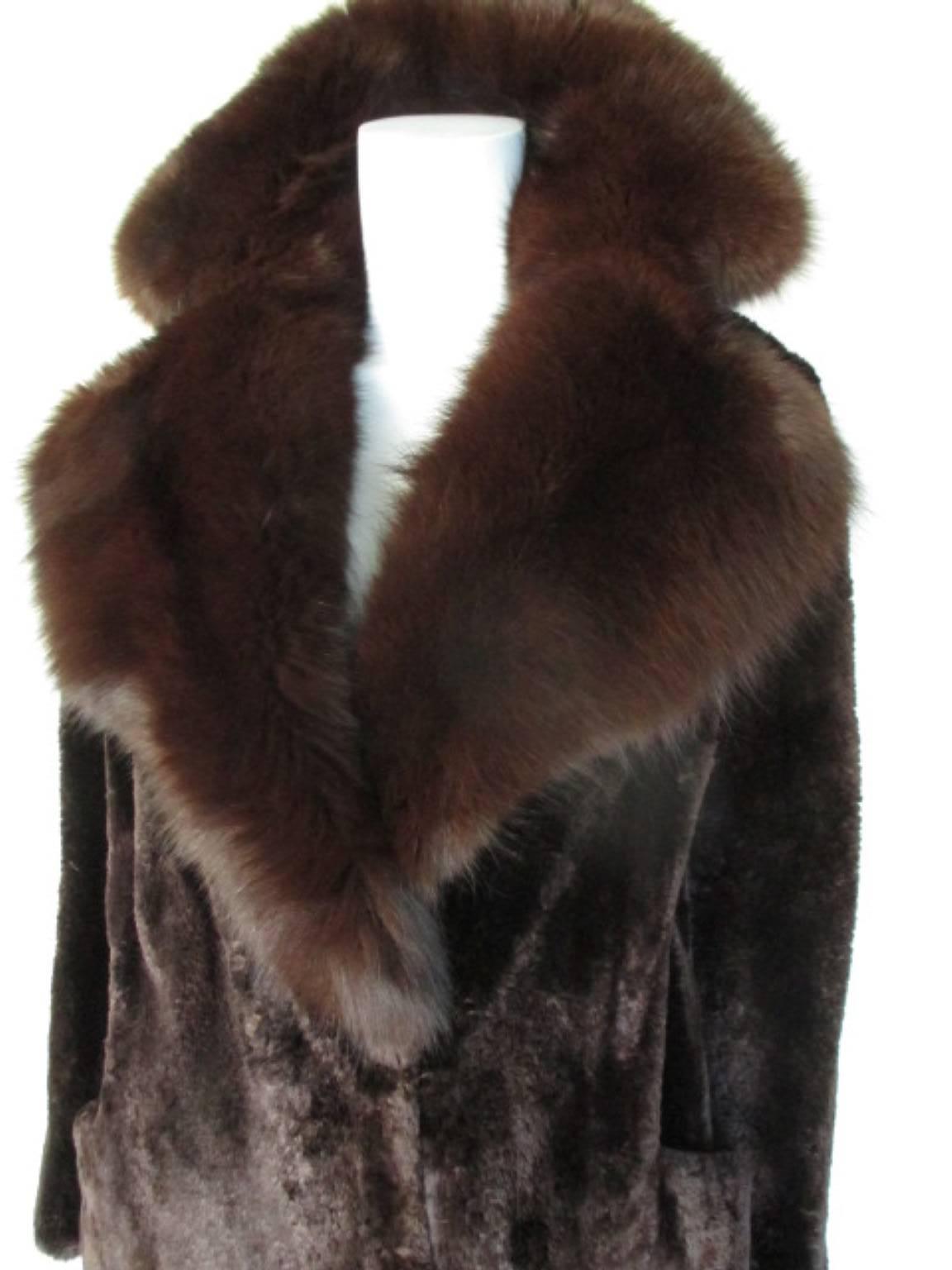 Authentic vintage  shaved beaver coat trimmed in luscious fox fur.
The coat has 2 pockets and 3 hooks.

Its in good vintage condition
Size fits about eu 38 or us 8
Please note that vintage items are not new and therefore might have minor