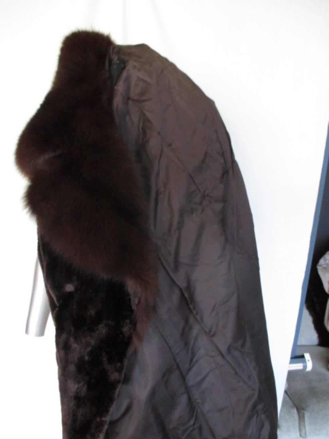 Elegant brown beaver fur coat with fox trim In Good Condition In Amsterdam, NL