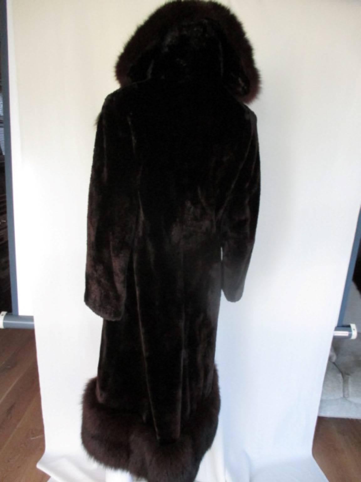 Elegant brown beaver fur coat with fox trim 1