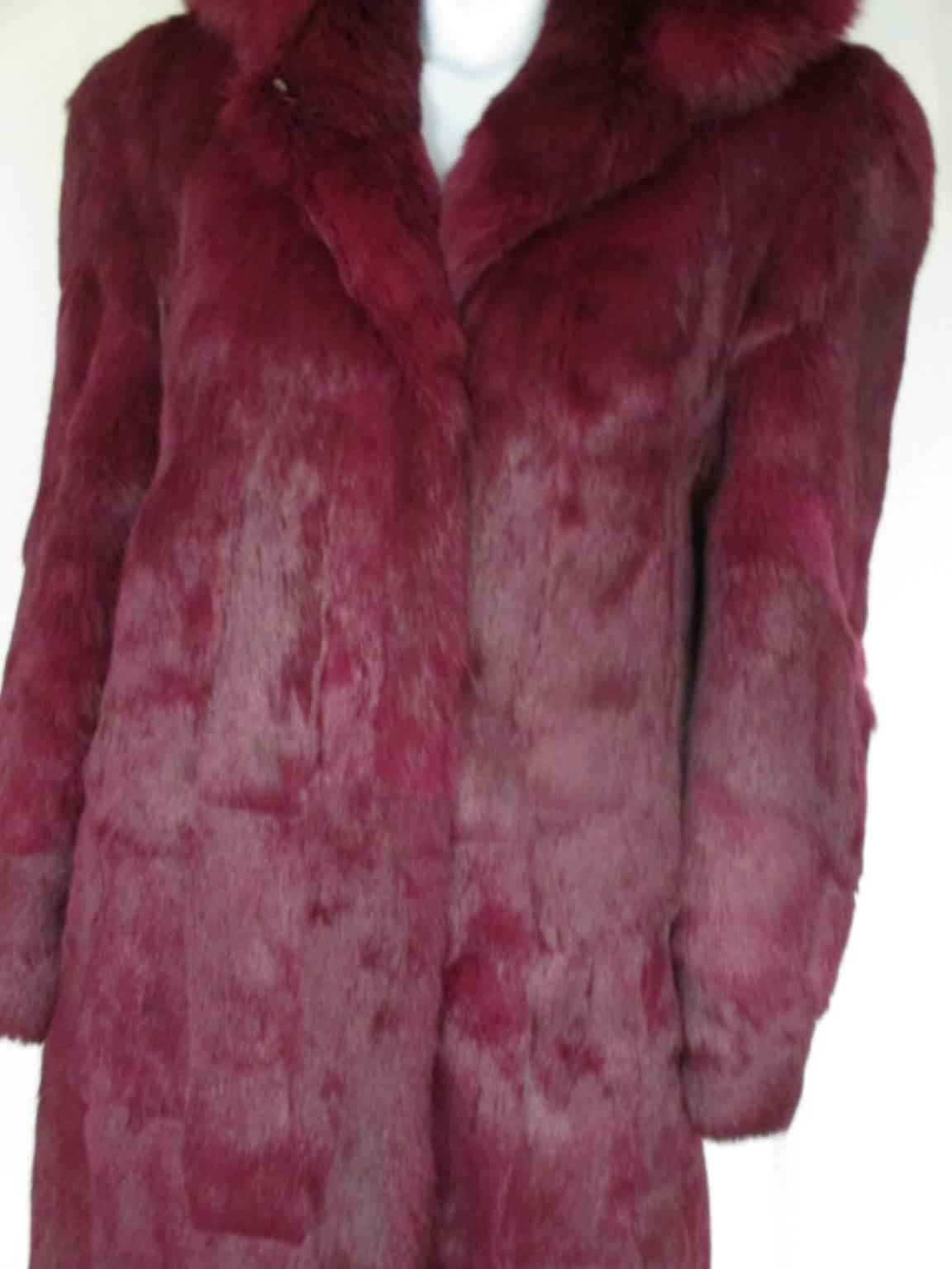 This vintage fur coat is made of dyed red fur ( lapin, rabbit).
It has 2 pockets a hood and 4 closing hooks.
Made in Czechoslovakia, famous company 