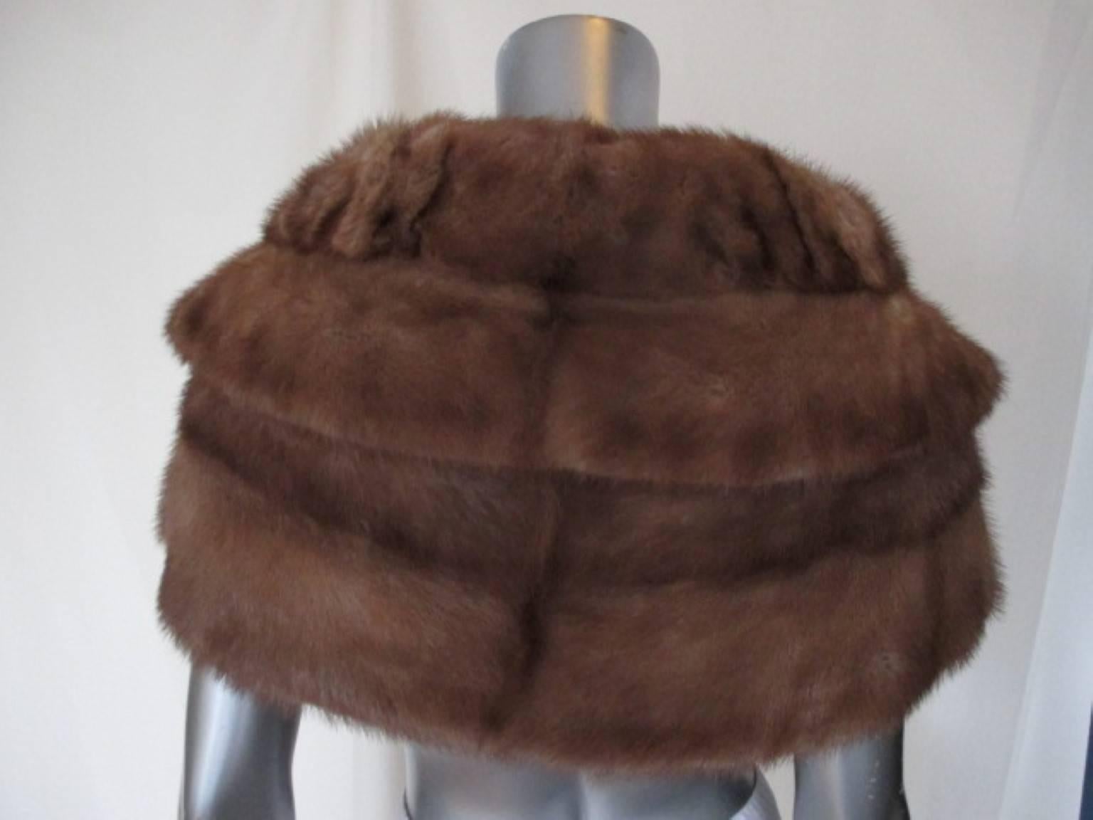 This vintage mink fur stole has 1 closing hook and an inside pocket.
Made by M. Whitmore. Montreal, Canada.
The stole is nice to wear on a coat or evening dress.

