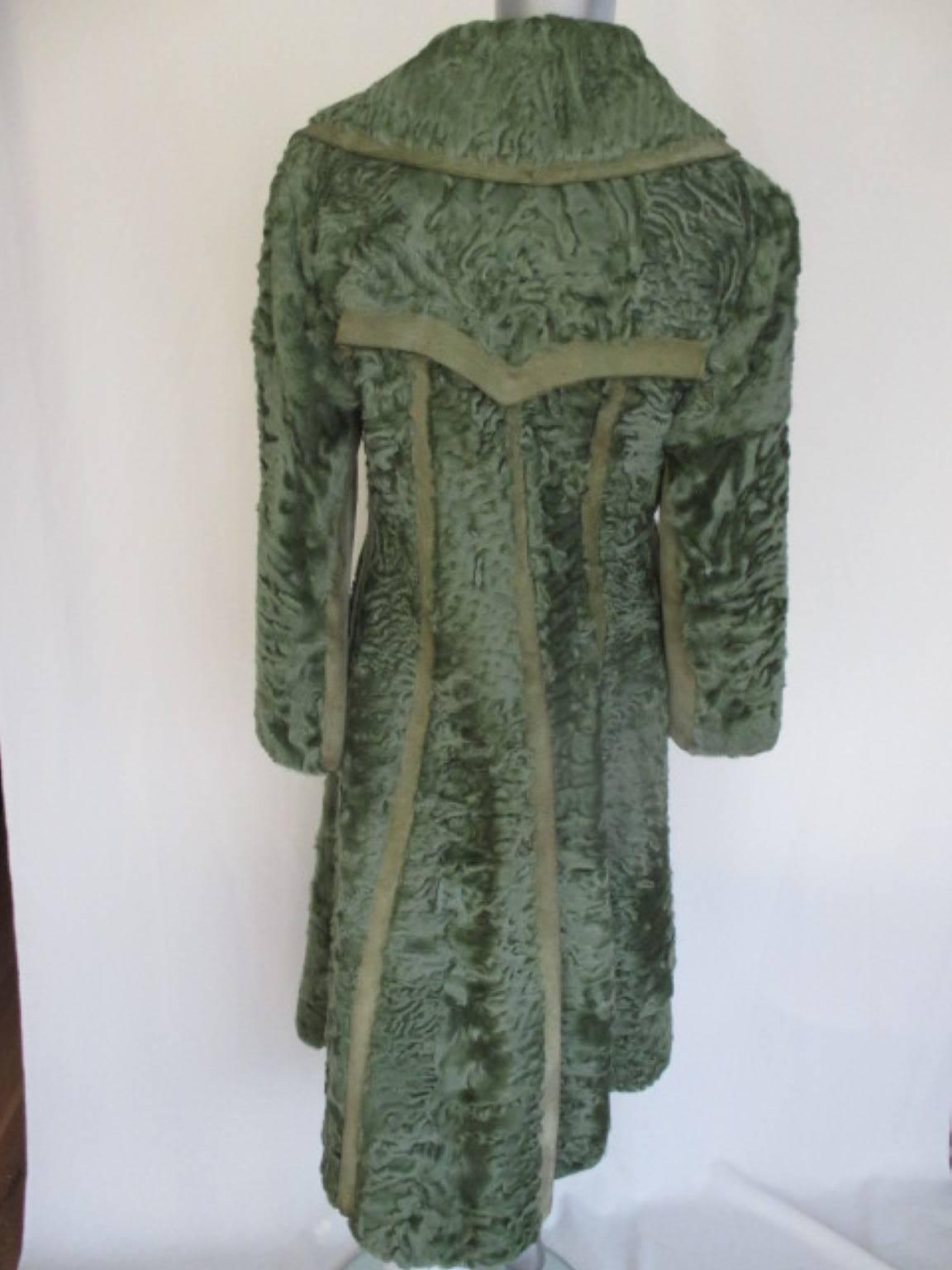 Grigio Cappotto in pelliccia di agnello persiano Swakara verde oliva con dettagli in pelle scamosciata abbinati