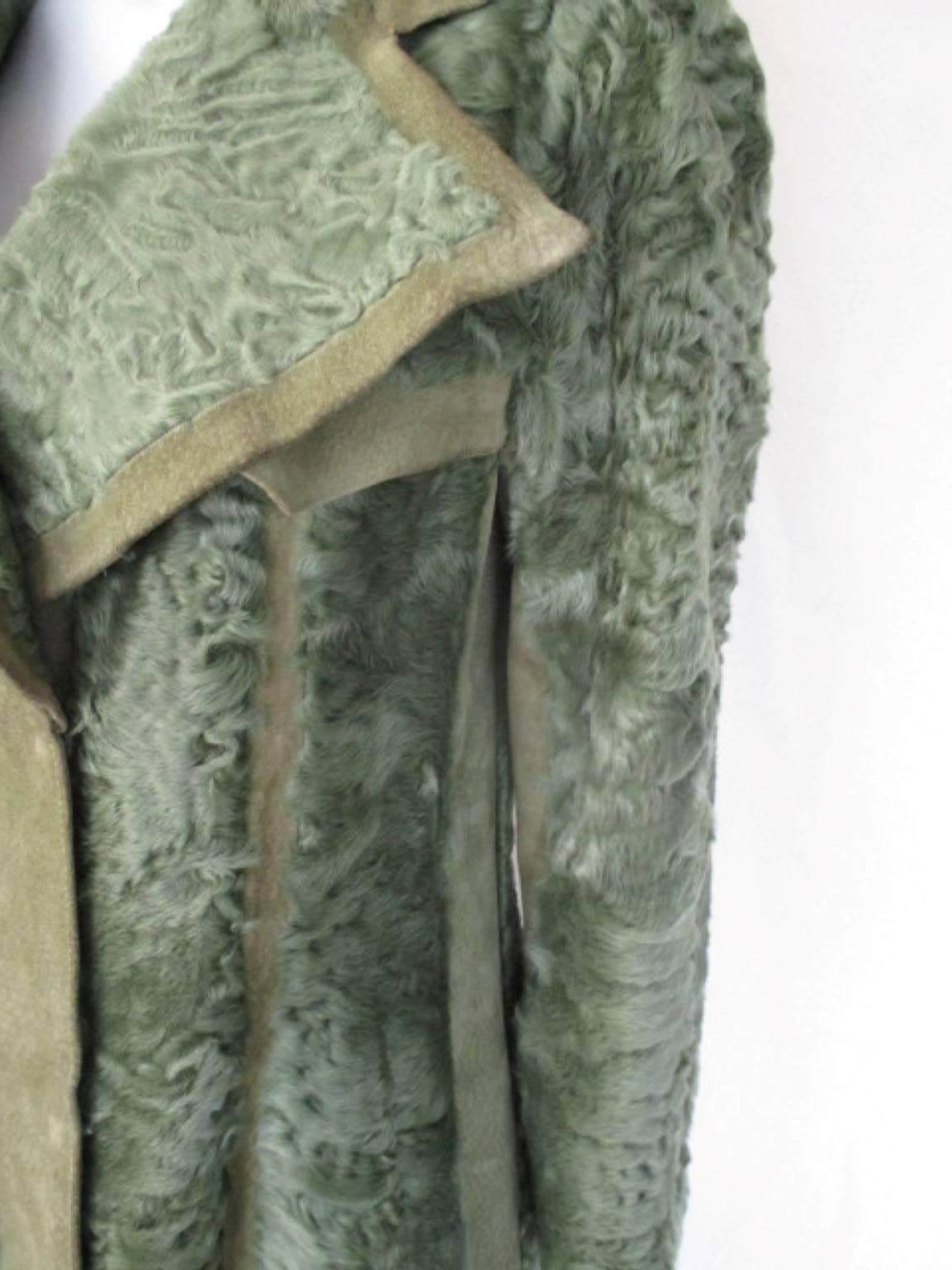 Cappotto in pelliccia di agnello persiano Swakara verde oliva con dettagli in pelle scamosciata abbinati 2