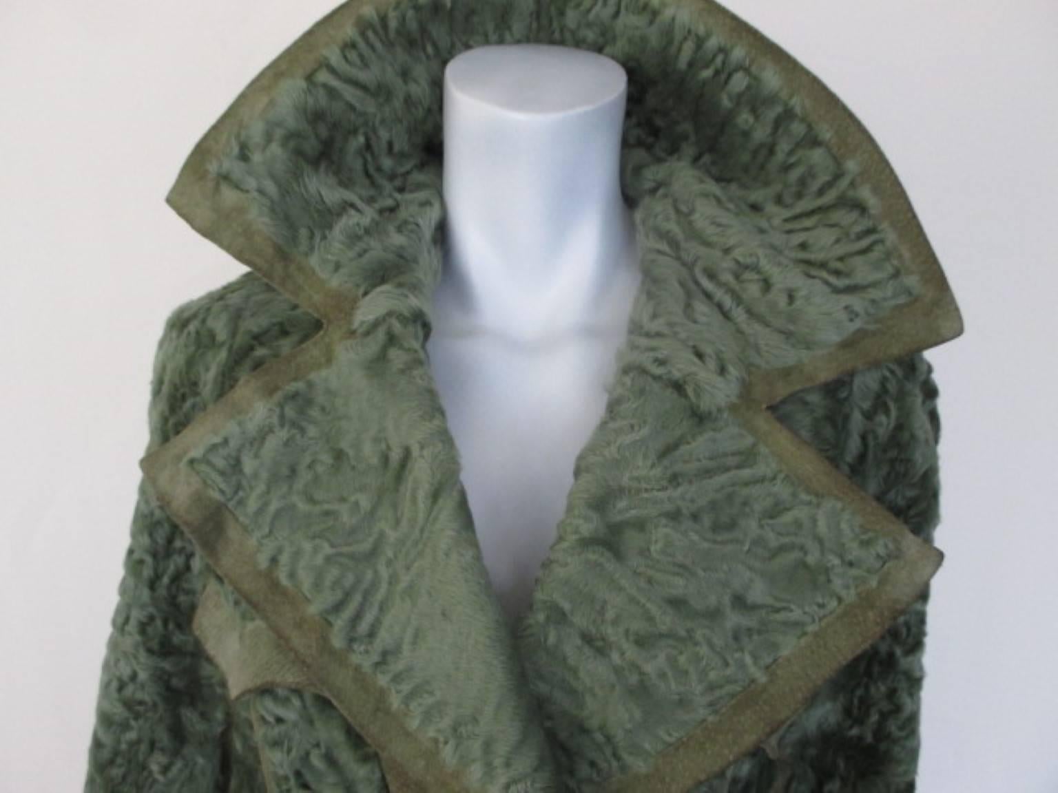 Questo cappotto di pelliccia vintage degli anni '70 ha un bellissimo design e un taglio sartoriale.
È realizzata in agnello Swakara Karakul e pelle scamosciata da Malkowsky, Colonia, Germania.
Il cappotto è in buone condizioni, solo una notevole