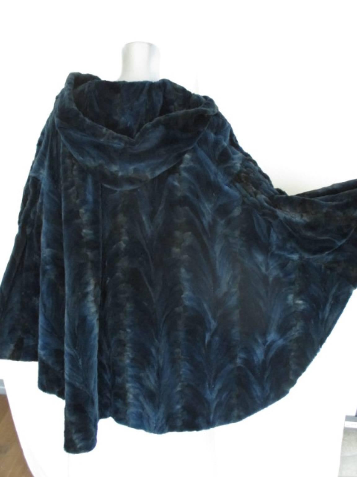 Hooded Blue Sheared Mink Fur Cape In Good Condition In Amsterdam, NL