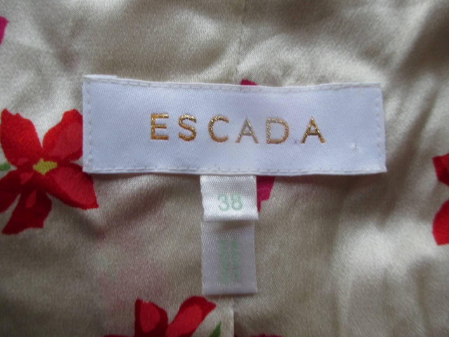 This Escada jacket has a pure silk matching flowers lining, 3 closing hooks and 2 pink loops for a belt at the waist.
size fits like US 8/EU 38
This jacket is in good condition, a few times worn.
Material:  47% cotton/5%