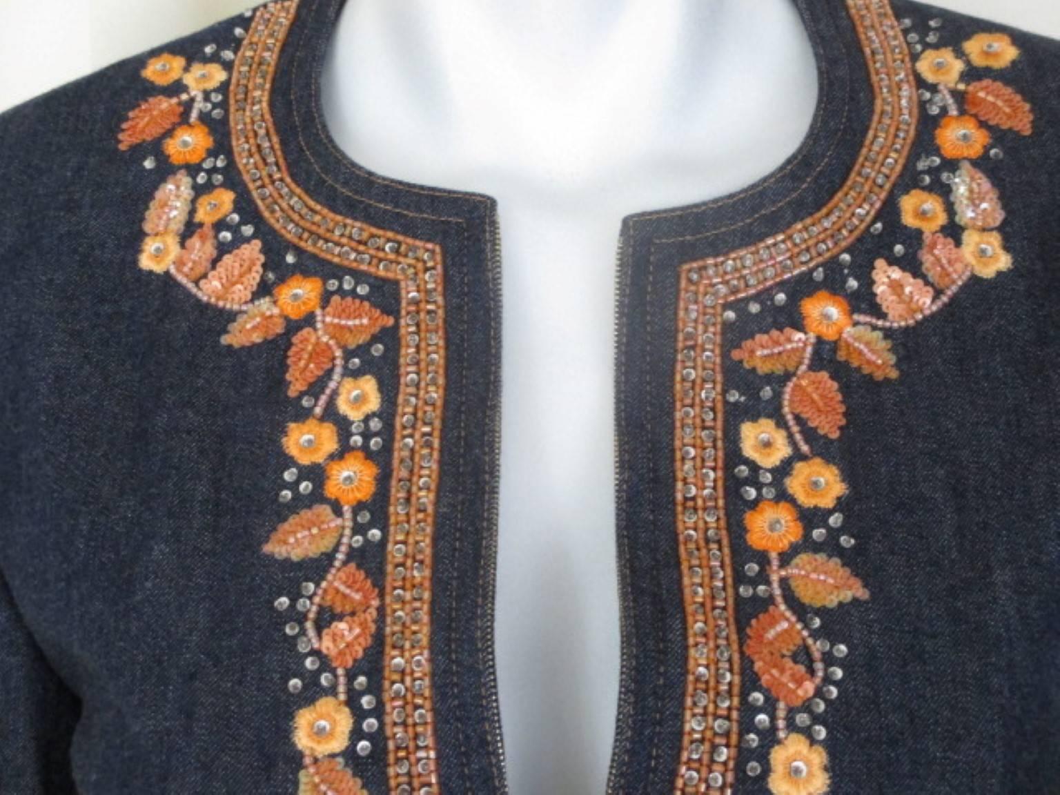 Escada jeans jacket is embroided with orange flowers and zipper closing.
In preloved condition.
Appears to be EU 36/38 US 6 , please refer to the measurements in the description.

Please note that vintage items are not new and therefore might have