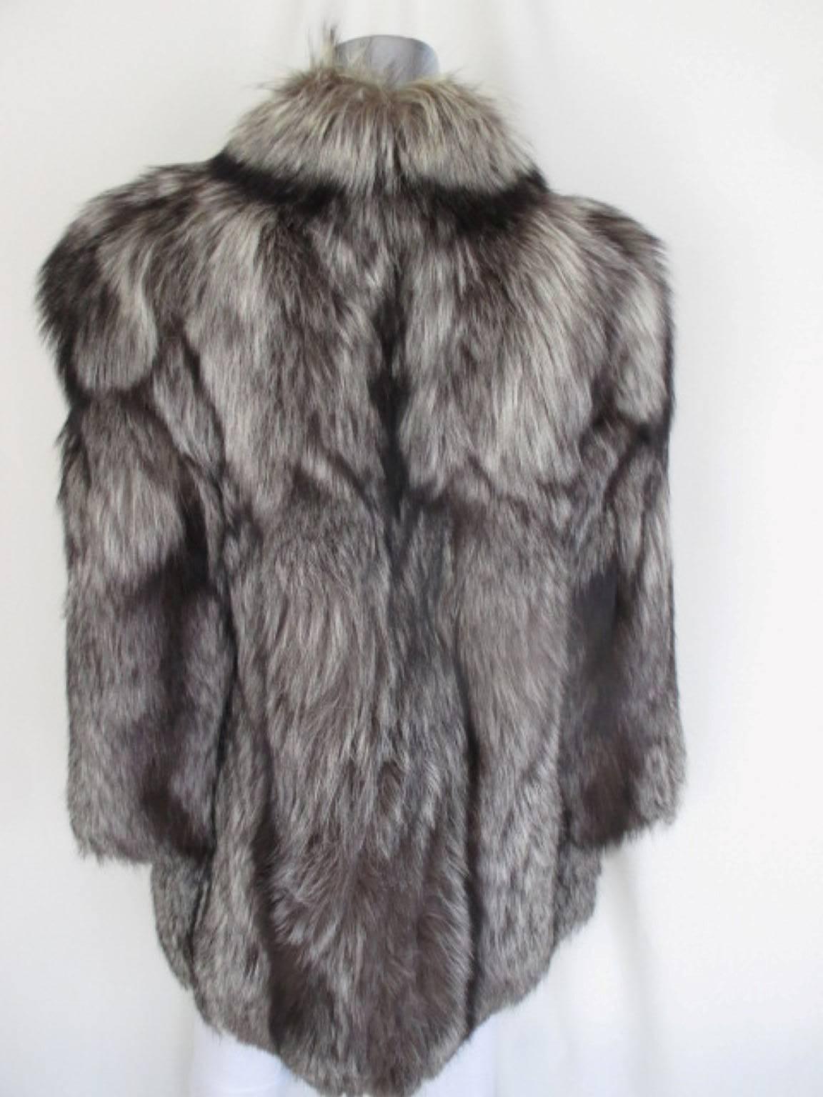 Beautiful rare silver fox fur coat is very light to wear has 2 pockets and 3 closing buttons.
Excellent vintage condition
Size is about EU 40 / US10