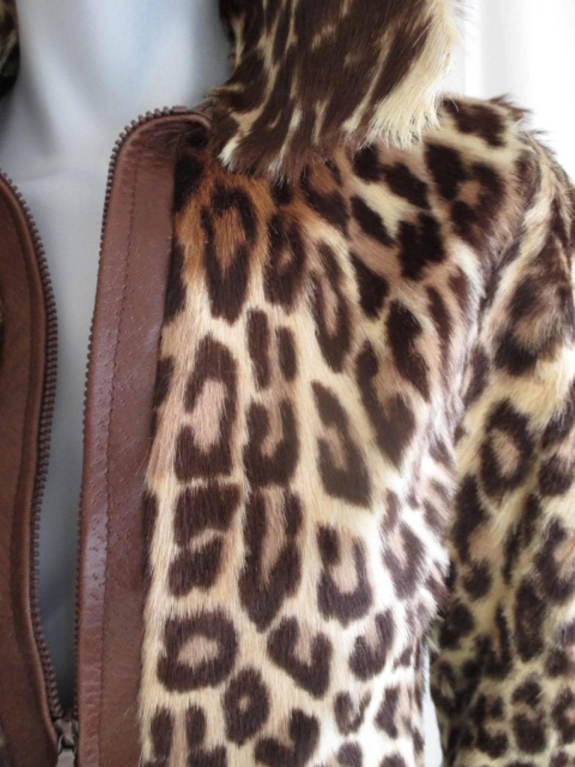 Diese Jacke im Leopardenstil ist vorne mit Leder besetzt, wird mit einem Reißverschluss geschlossen und hat 2 Taschen.
Es ist in einem guten Zustand mit Abnutzungserscheinungen am Kragen.
Die Qualität des Fells ist dick und nicht geschmeidig.
Größe