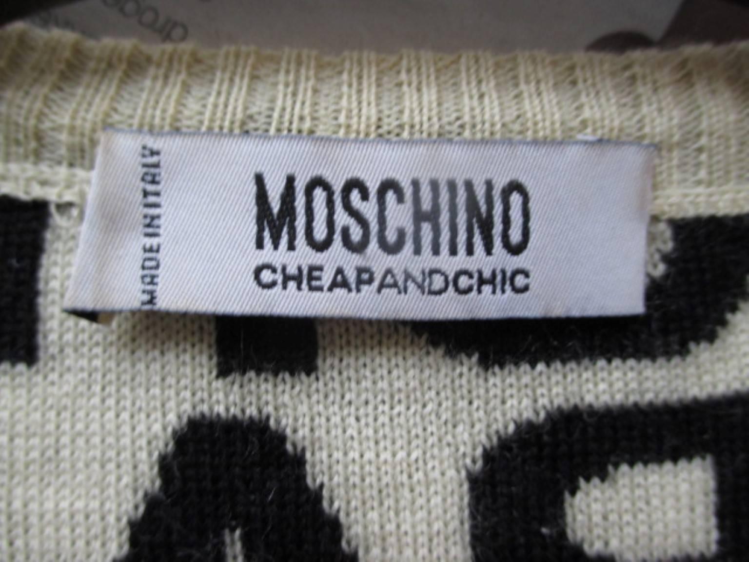 This Moschino sweater is made of 100% wool and is in vintage condition with some wear.
Size fits like a small/ US 8/ EU 38