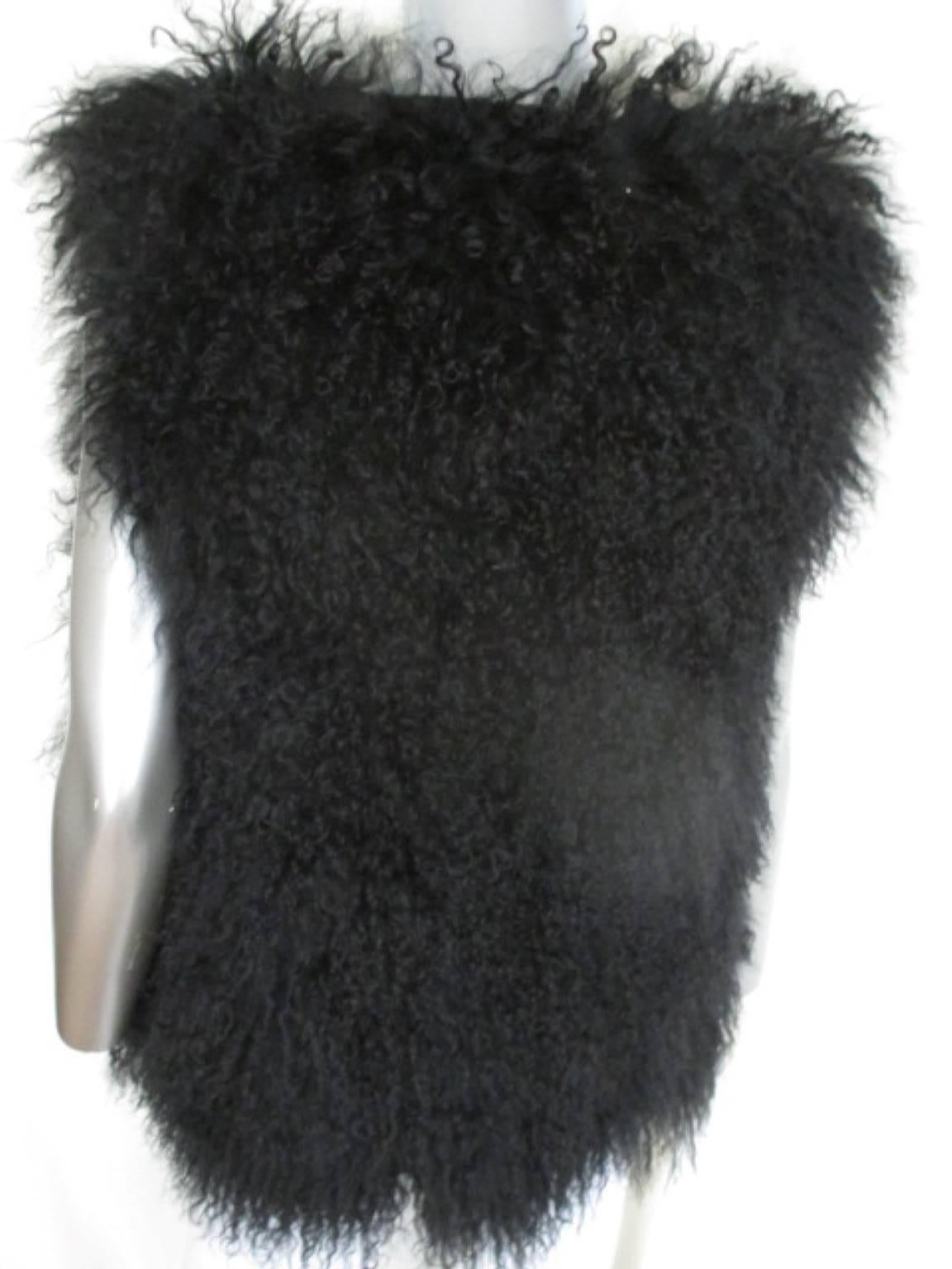 This Mongolian lamb vest is collarless with 2 pockets and 1 closing hook.
Size fits like a EU 38/40 - US 8/10 
medium