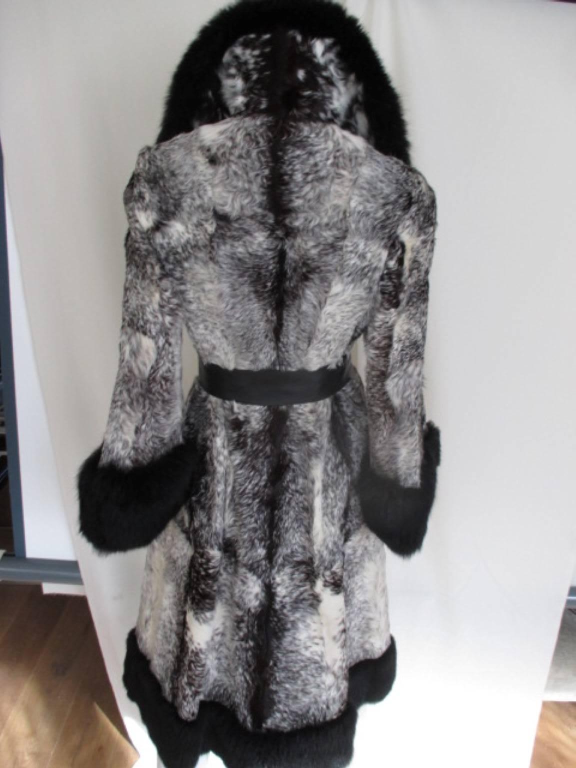Black and white fur coat  In Good Condition In Amsterdam, NL