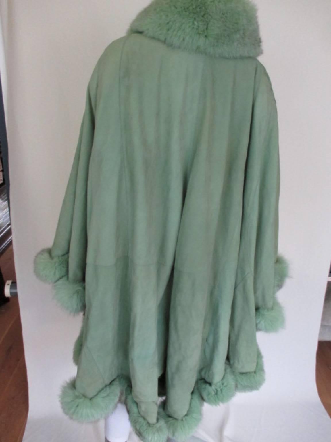 lime green soft suede leather fox fur trimmed cape In Excellent Condition In Amsterdam, NL