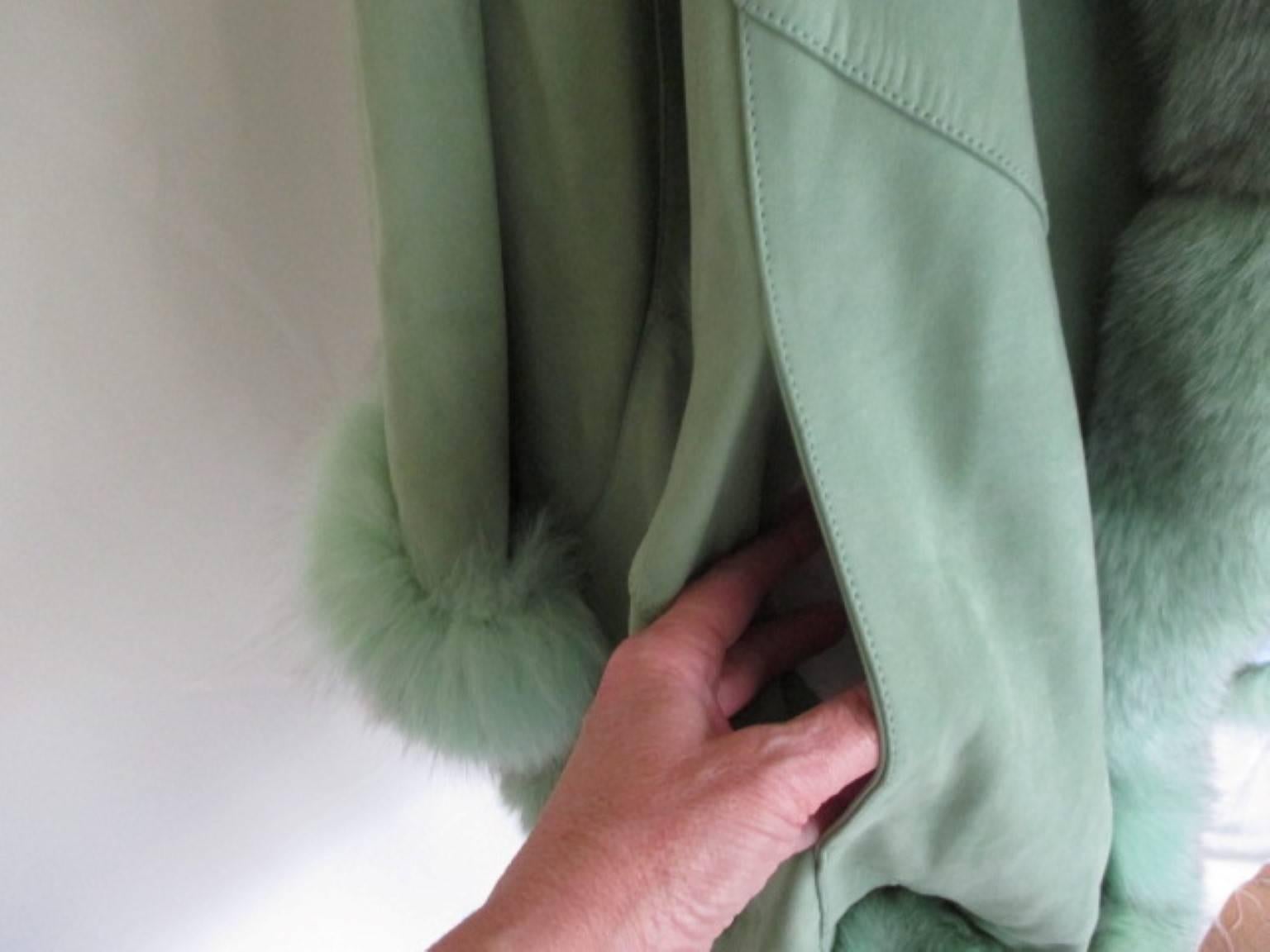 This cape has 2 pockets, side arms and is made from very soft suede with fox fur.
1 closing button at the front.
The total width of the cape is about 260 CM.
Size is medium to large