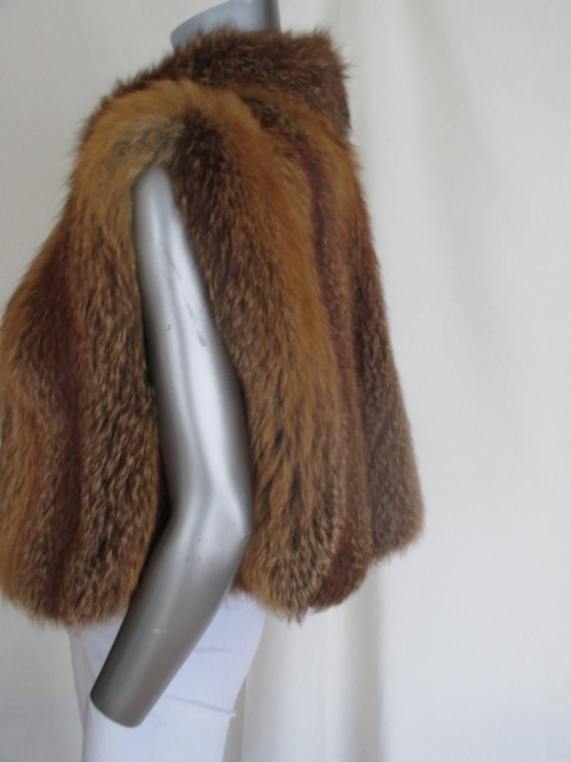 This vintage vest is made from red fox fur, it has no pockets or closing hooks.
Appears to be medium, please refer to the measurements in the description.
Please note that vintage items are not new and therefore might have minor imperfections. 