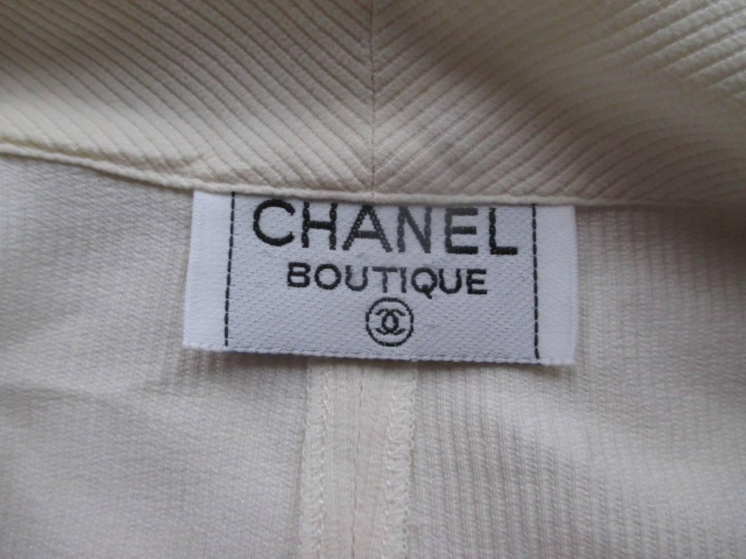 This Chanel blouse has 6 flower gold colored buttons( they have some wear).
Color is cream and in good preloved condition.
Size is XS-S
Please note that vintage items are not new and therefore might have minor imperfections