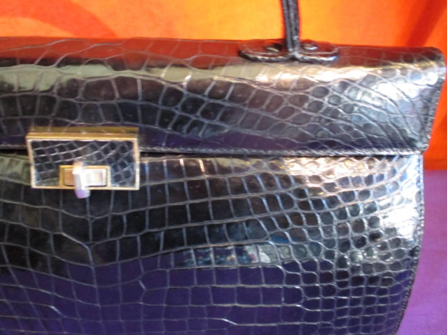 Schwarze Kelly-Handtasche aus Krokodilleder im Kelly-Style  im Zustand „Gut“ im Angebot in Amsterdam, NL