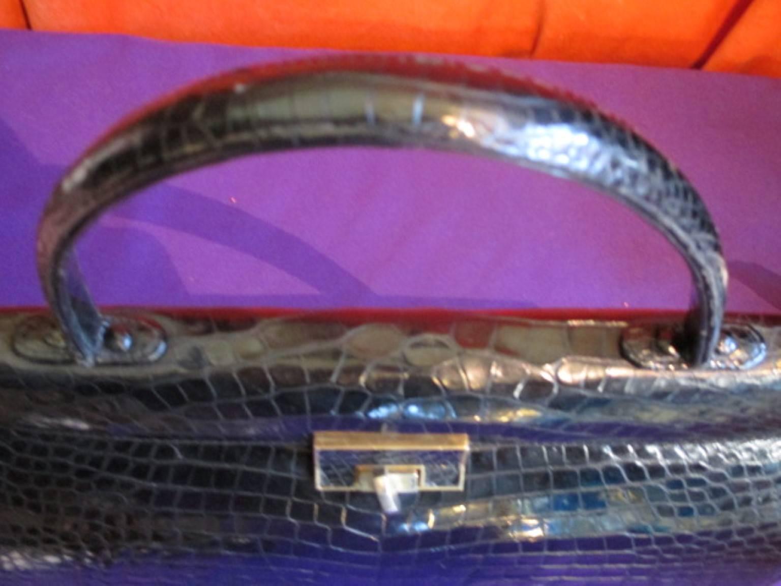 Schwarze Kelly-Handtasche aus Krokodilleder im Kelly-Style  im Angebot 4