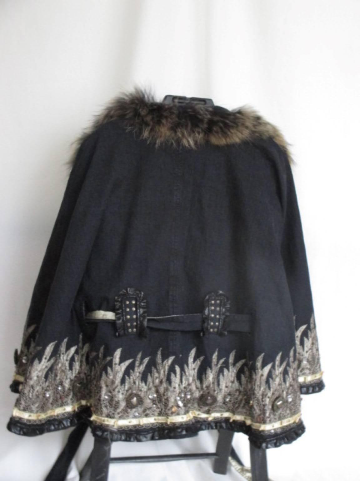 Embroidered belted cape with fox fur collar  3
