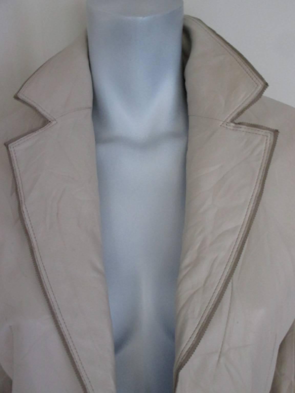 Ce manteau est fait de cuir souple froissé avec 2 poches et 2 boutons.
La couleur est crème/blanc cassé
Il est en assez bon état avec une certaine usure et une petite rayure sur la manche droite.
Semble être US 8/ EU38, veuillez vous référer aux