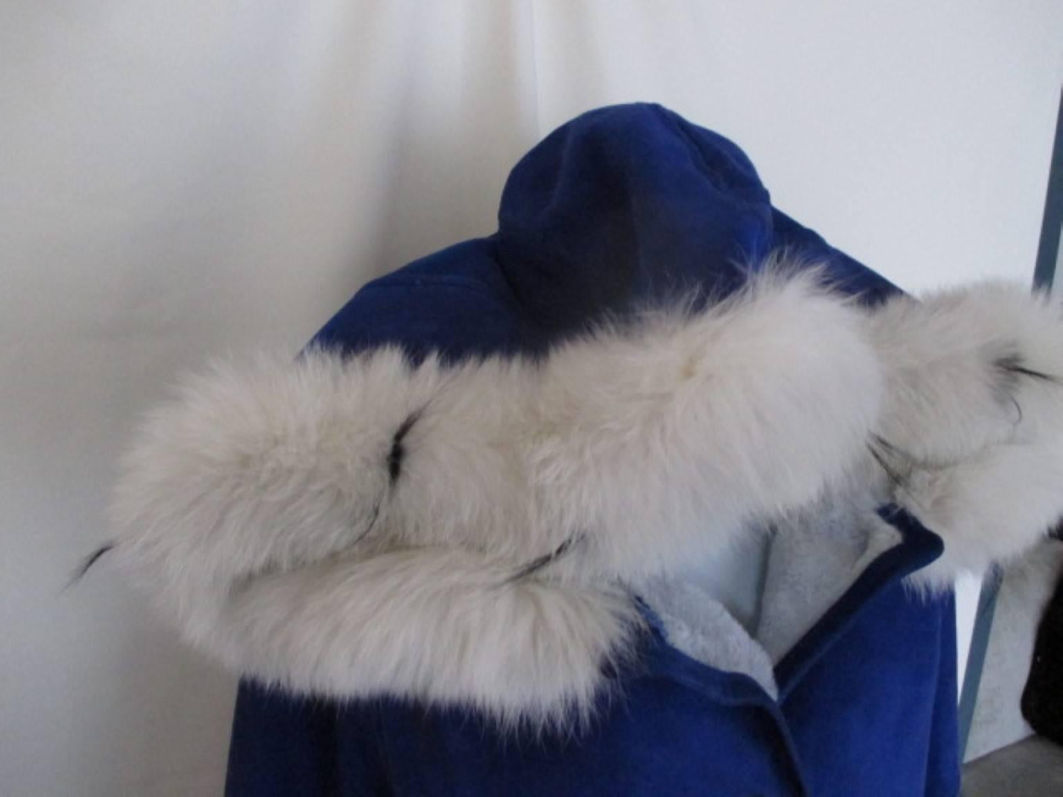 Hooded Cobalt Blue Soft Shearling Coat with Fox Fur In Good Condition In Amsterdam, NL