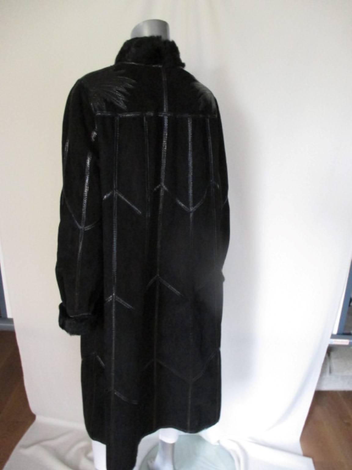 Wendbarer Mantel aus schwarzem Wildleder und Pelz  (Schwarz) im Angebot