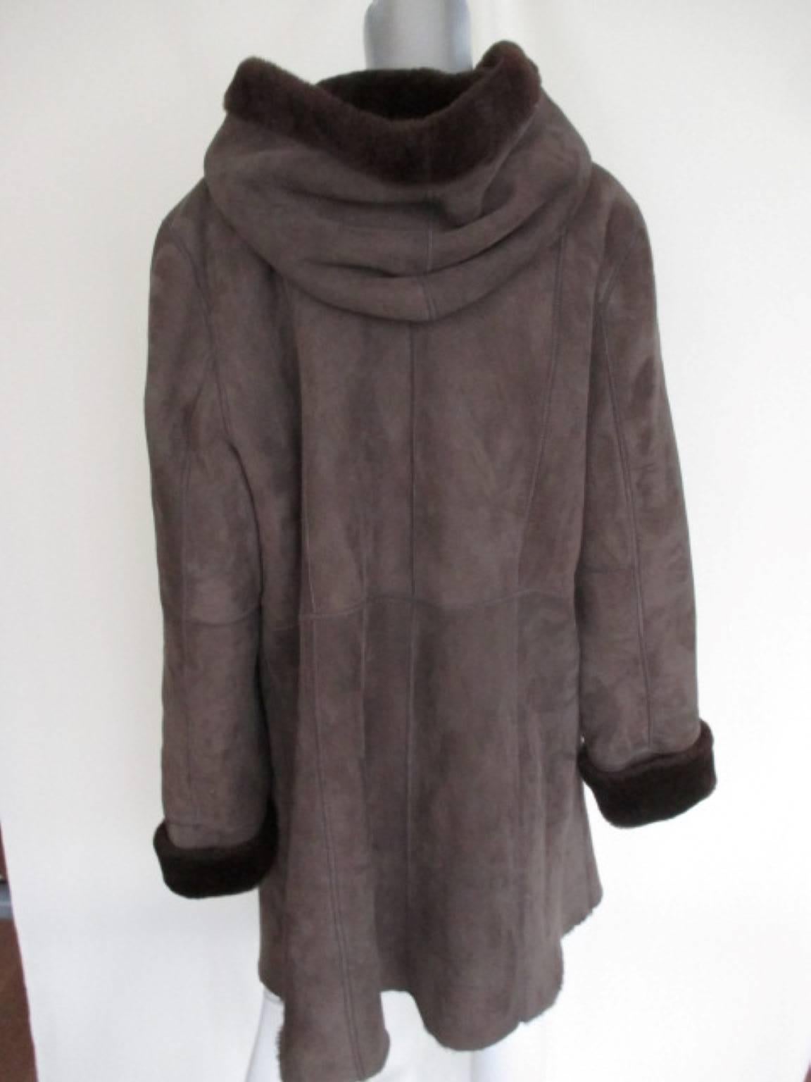 Hooded light weight Shearling Fur coat In Good Condition In Amsterdam, NL