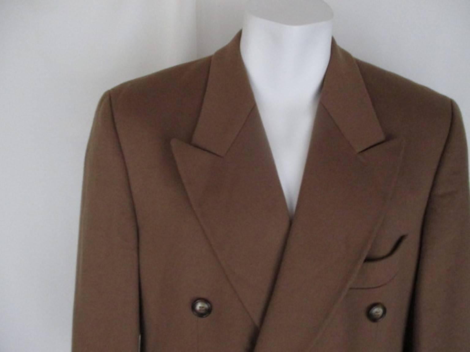 This double brested coat has 2 pockets, 2 inside pockets and is made of 90% wool and 10% cashmere.
Size is marked EU 48
Please note that vintage items are not new and therefore might have minor imperfections. 