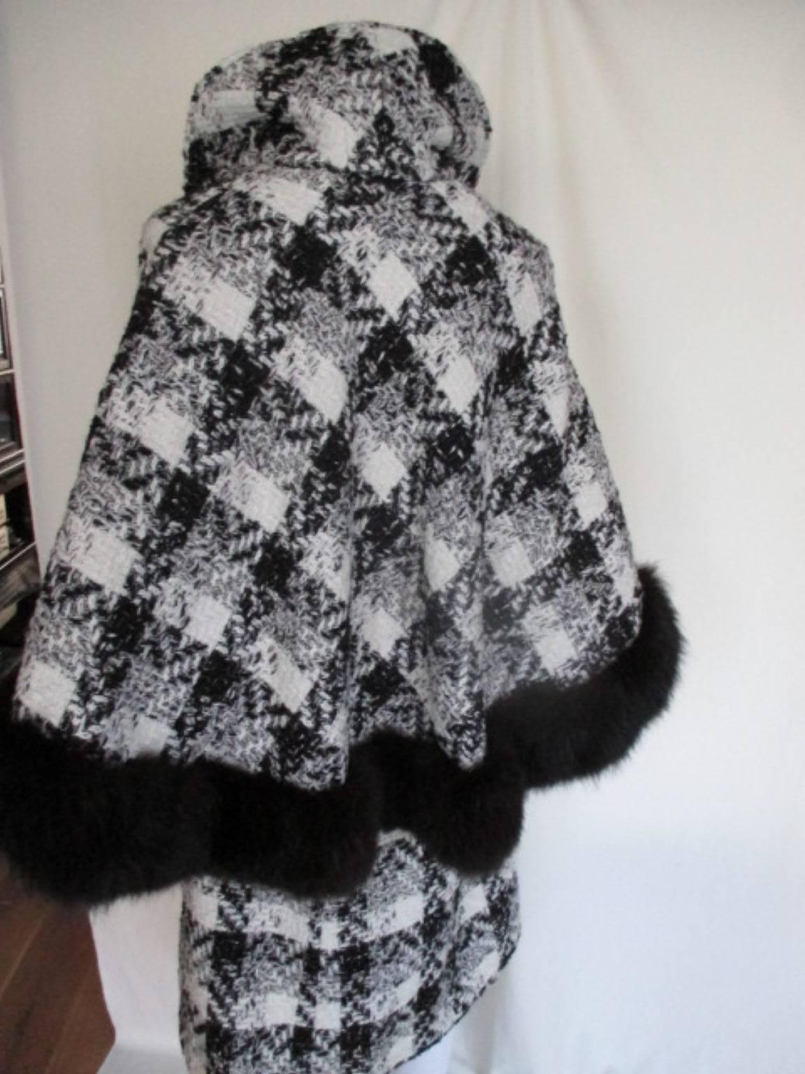 Stylish Check Wool Cape Coat with Black Fox Fur In Good Condition For Sale In Amsterdam, NL