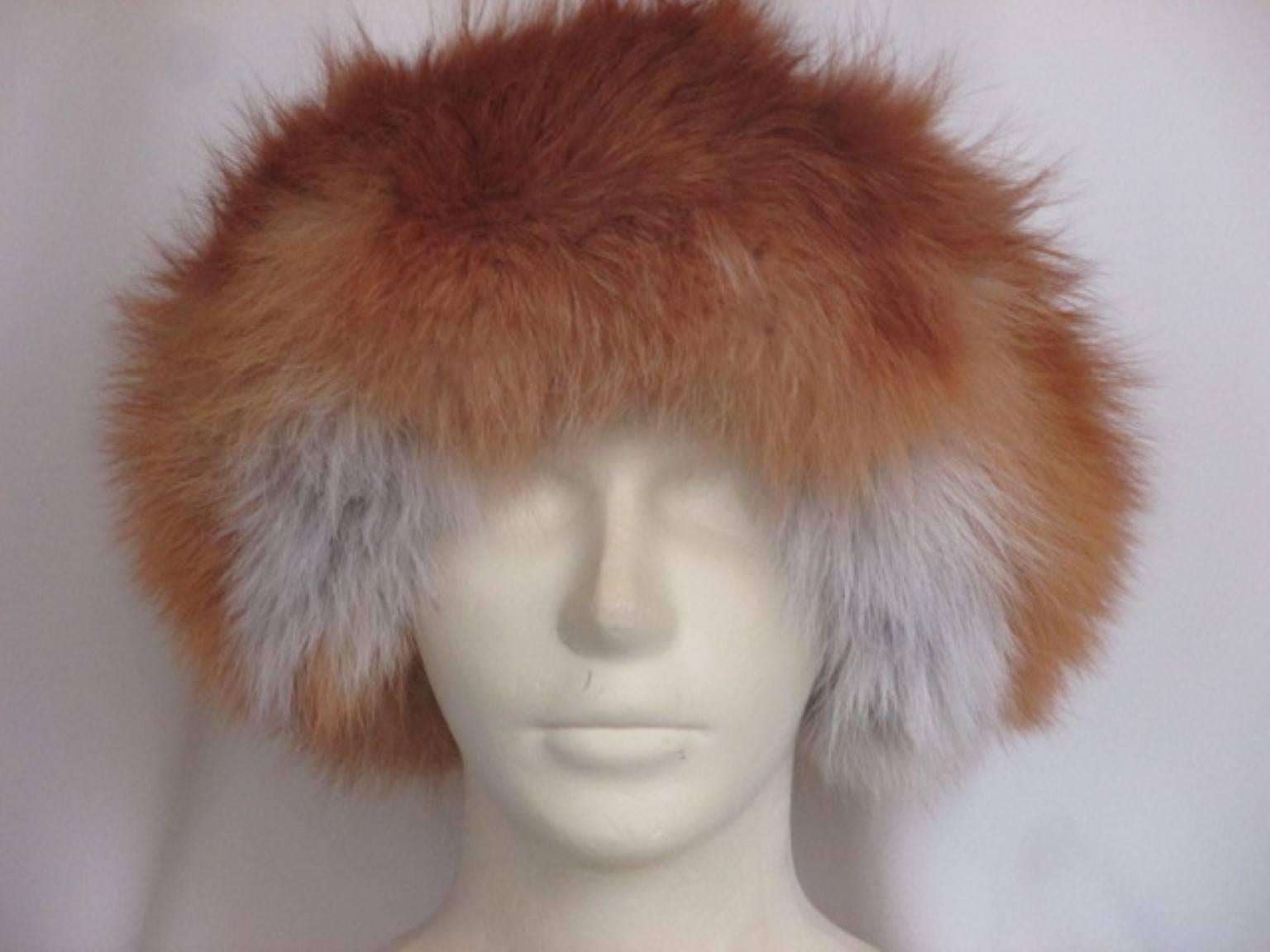 This red fox fur hat is made in Finland and has a 2 color suede leather top.
Its in excellent vintage condition.
circumference about 58 cm