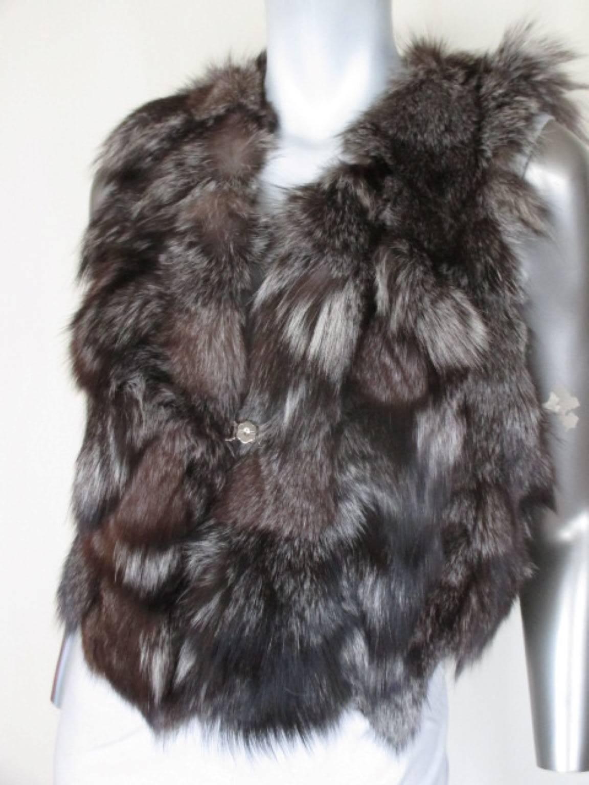 This vest is made of very good quality silver fox, no pockets and closes with a magnetic click button.
Size fits as small.
Please note that vintage items are not new and therefore might have minor imperfections. 
