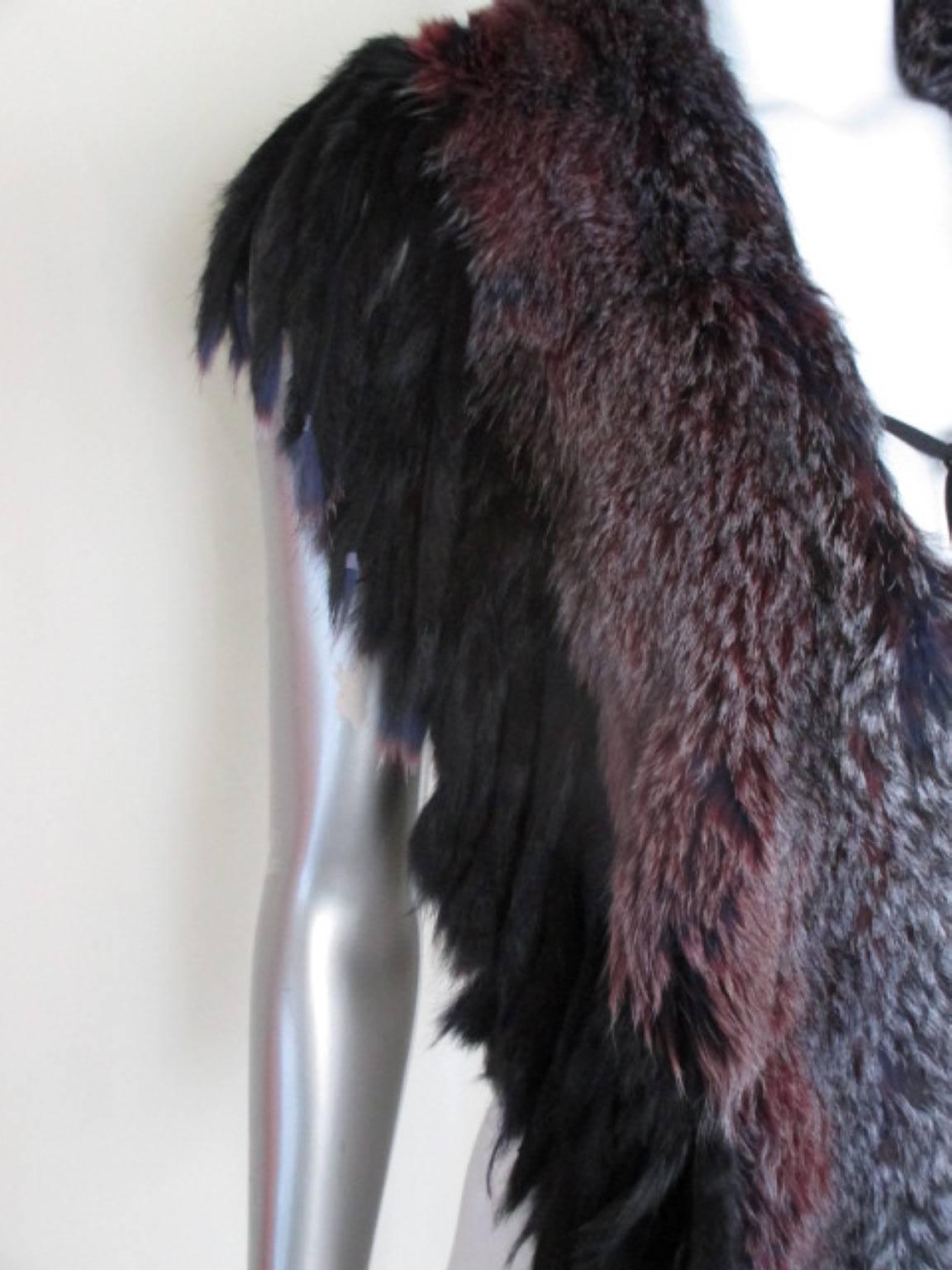 This fox stole is dyed in purple/blue/red with fox tails and trimmed with black fringe.
Size 175 cm x 27 cm

Please note that vintage items are not new and therefore might have minor imperfections. 