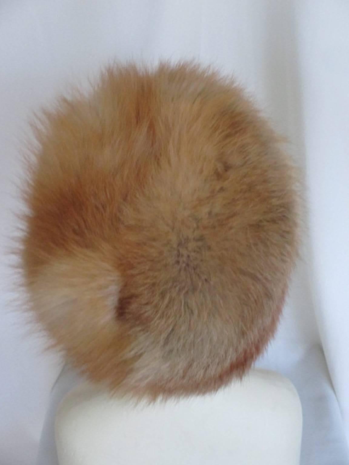 Red fox fur hat In Good Condition In Amsterdam, NL