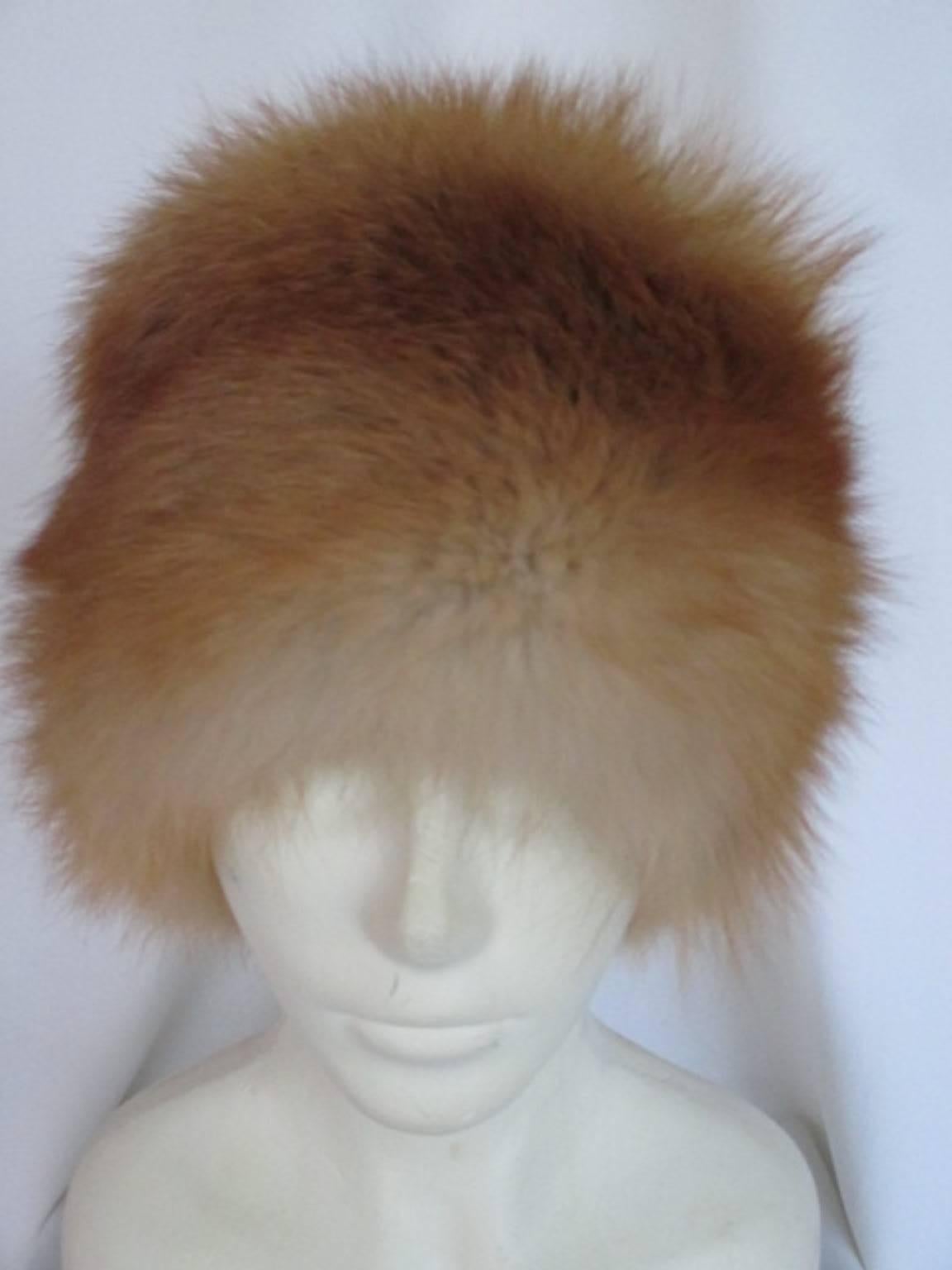 This hat is made of very soft red fox fur is light weight and fits over the ears.
In good vintage condition
circunference is about 58cm/22.8 inch.
Please note that vintage items are not new and therefore might have minor imperfections. 