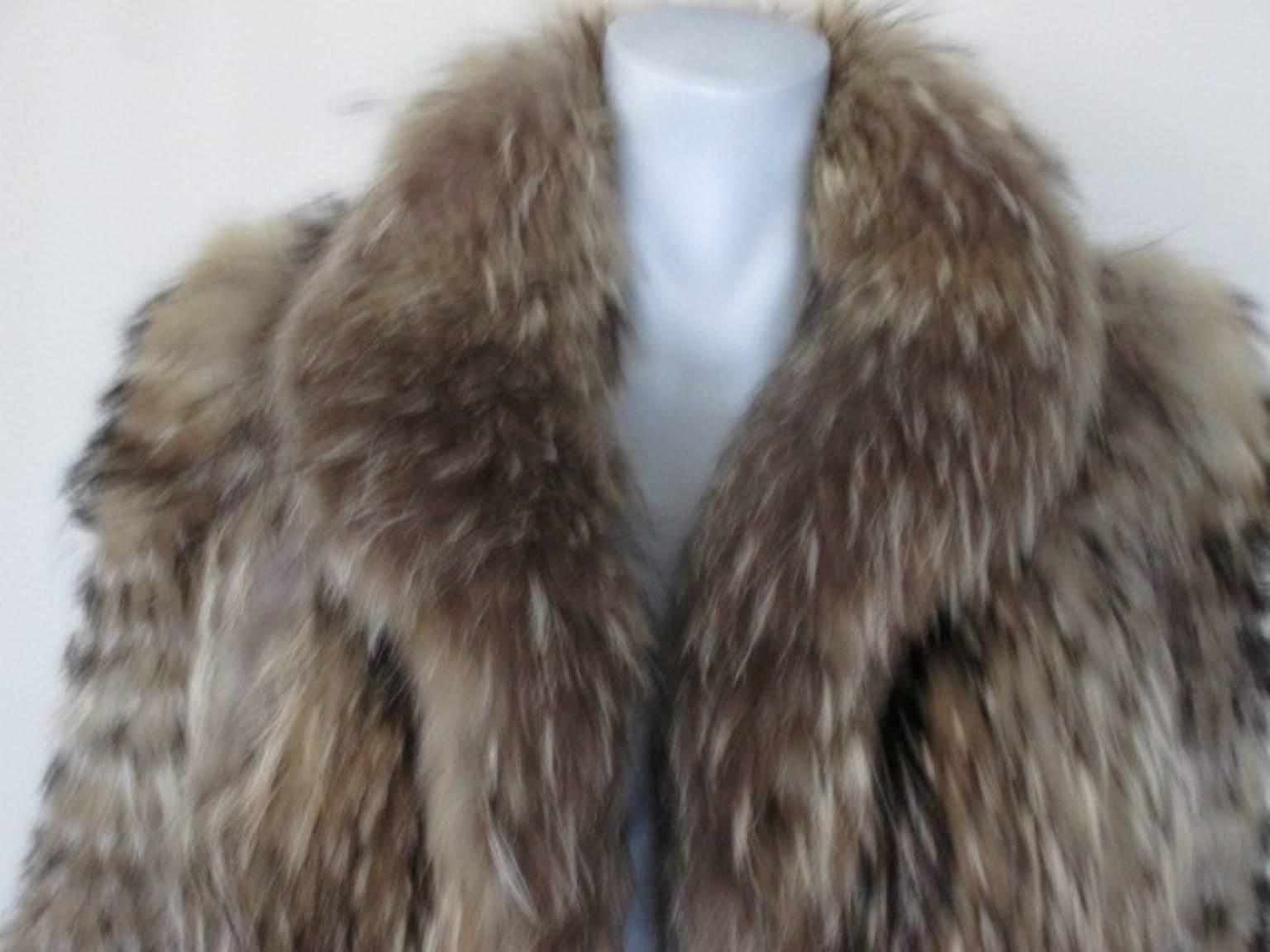 This is a gorgeous genuine natural Finn raccoon fur coat (also known as Asiatic raccoon) in the versatile stroller length. ,it has 2 pockets, 3 closing hooks, is light to wear and in good vintage condition.
Its made by a furrier in Munich,