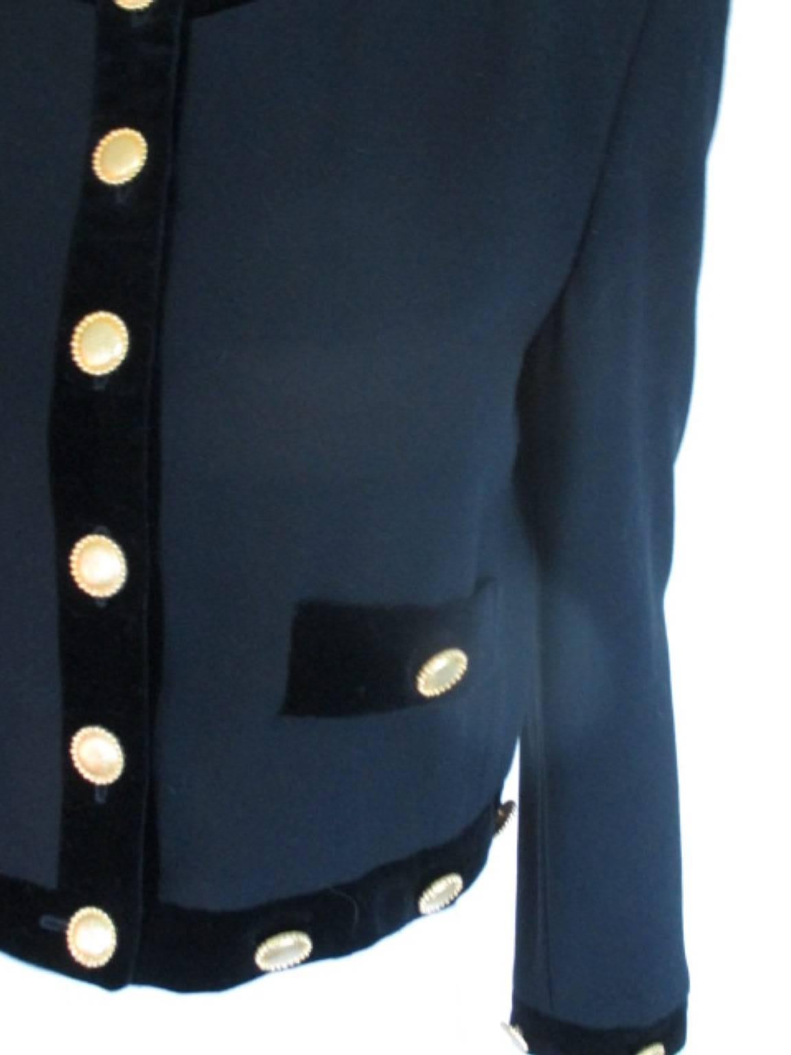 This item with a Chanel look is made of 100% wool trimmed with black velvet and gold colored buttons.
Its in excellent condition.
Size is german 38