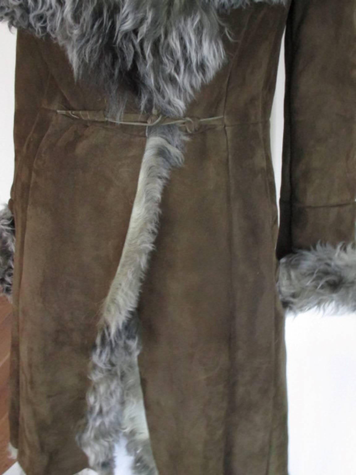 Super soft and warm curly Tuscan lamb shearling fur & suede wrap coat.
It has 2 pockets, no buttons and a litlle closing belt.
Color is olive taupe
