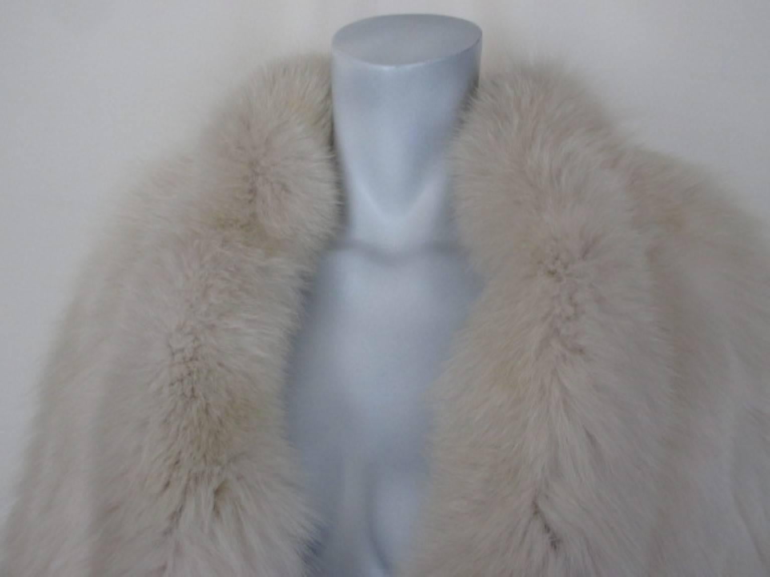 This vintage coat is made of very soft high-quality fox fur.

We offer more luxury fur items, view our frontstore.

Details:
With  2 pockets, 2 closing hooks and an inside pocket.
Fully lined
Light to wear.
Appears to be medium, please refer to the