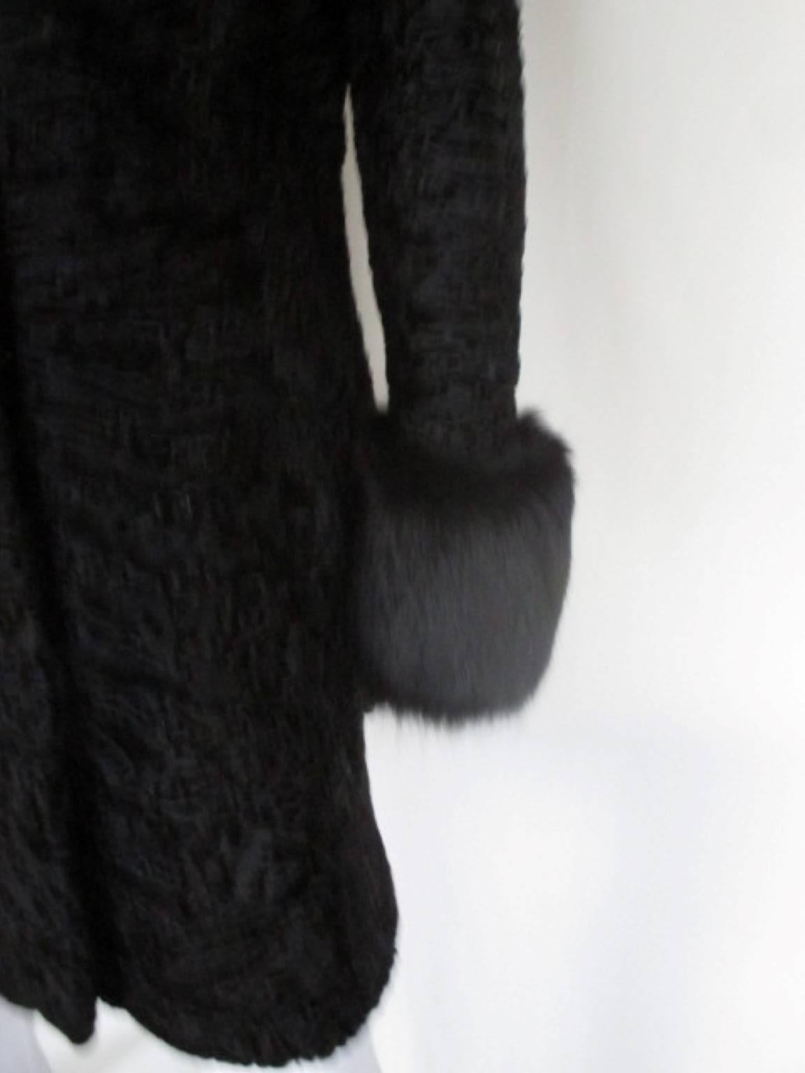 This coat is made of Swakara persian lamb trimmed with black fox at the collar and sleeves, it has 2 pockets and 3 closing buttons.
Size: we estimate this coat to fit a modern day medium, US size 10-12 , EU size 40-42, but we always encourage the