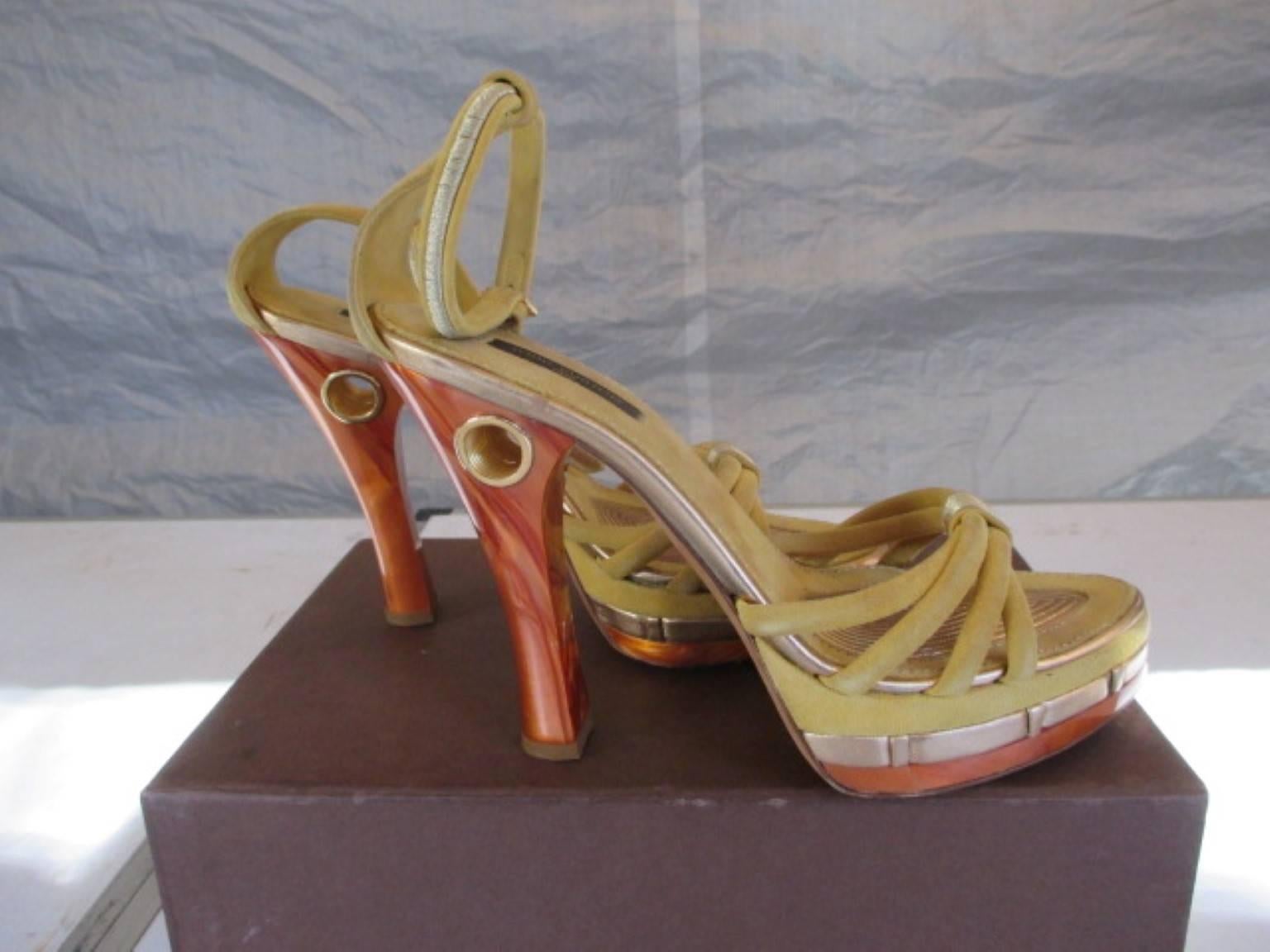 Authentic Louis Vuitton limited edition yellow suede and gold leather Cleo Pompeii sandals. 

We offer more exclusive vintage items, view our frontstore

Details:
Features an open toe, faux tortoiseshell accents, a 1.25 inch platform, a