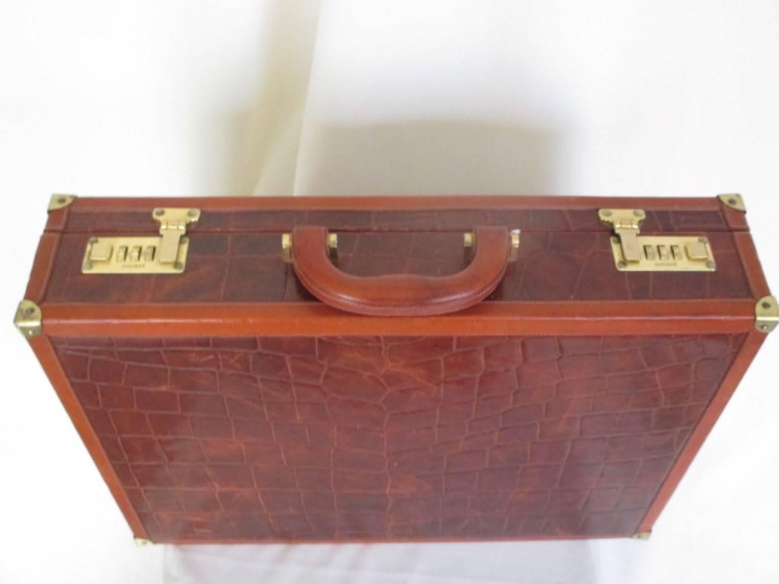 This briefcase is made in Italy by Conte Max it has gold hardware and have some wear at the leather .
The interior is made of suede .
Its in very good vintage condition.
Size 47 cm x 35 cm x 10 cm