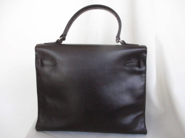 This vintage Kelly style bag is made from soft leather inside and out.
The interior has 1 zipper pocket and 2 side pockets.
It has gold hardware with some wear.
The condition of the leather is good only with minor scuffs on the corners.
It does not