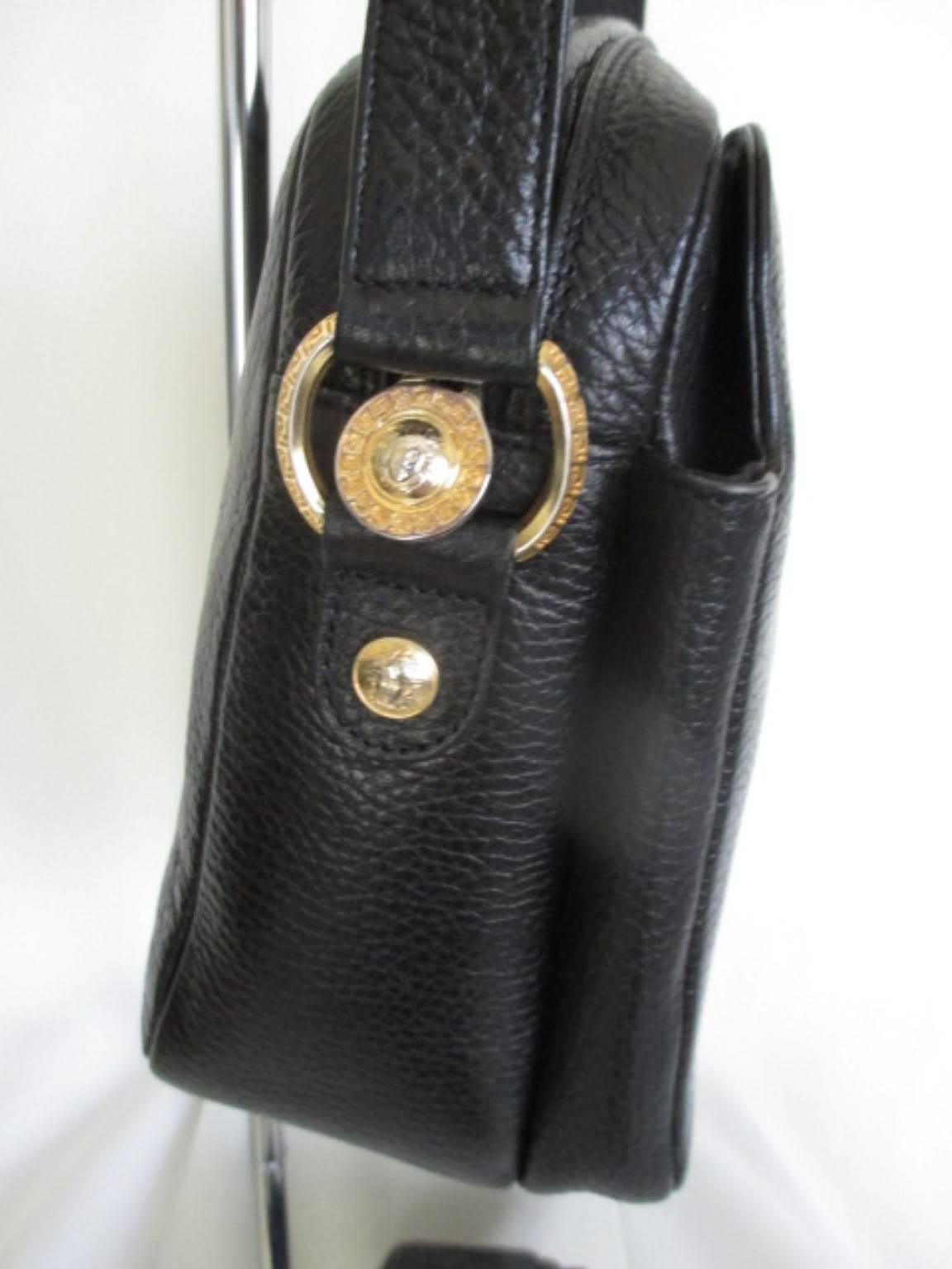 Este bolso Versace está fabricado con herrajes dorados.
Interior con un bolsillo con cremallera y un bolsillo lateral adicional.
Talla  23 cm x 19 cm x 9 cm 
Tenga en cuenta que los artículos vintage no son nuevos y, por tanto, pueden presentar