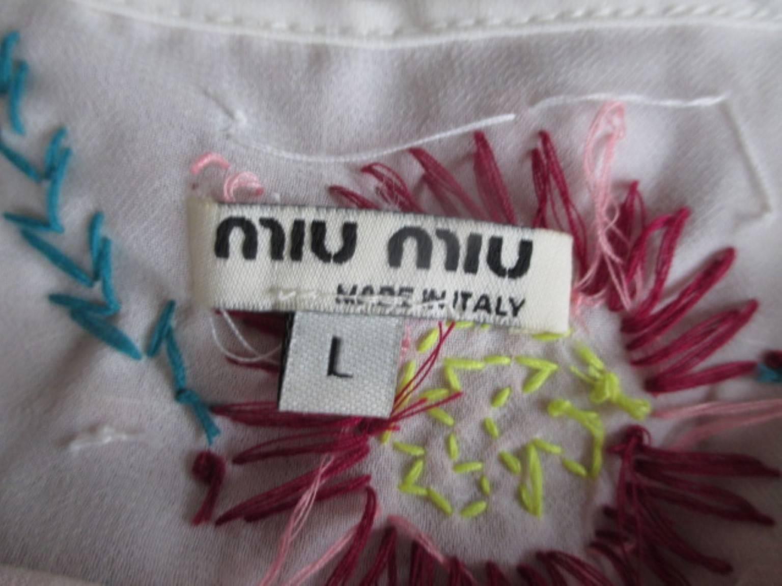 Miu Miu summer blouse with embroidered flowers In Good Condition For Sale In Amsterdam, NL