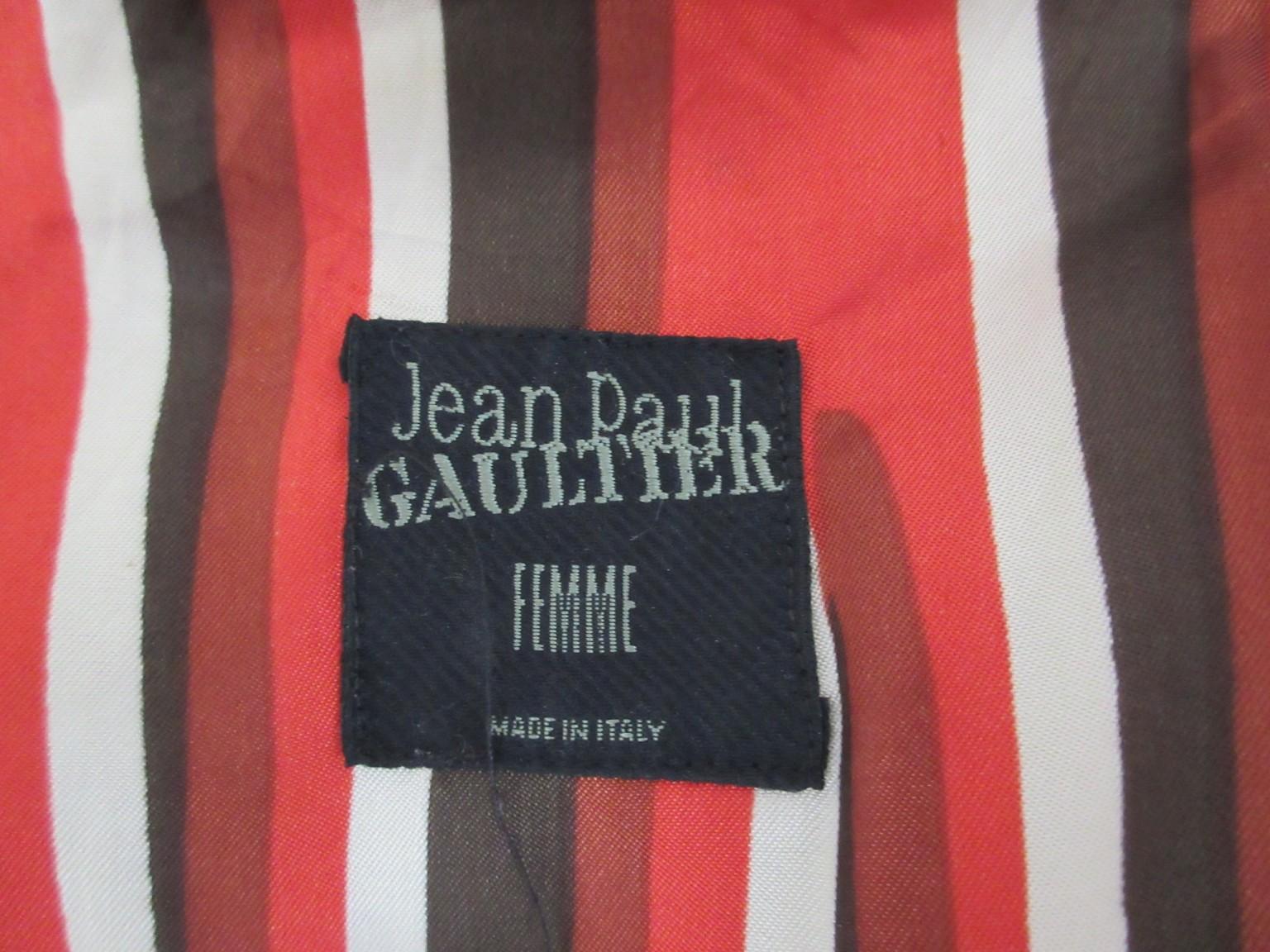 Si tratta di un meraviglioso blazer doppiopetto in lana con spalle in velluto realizzato da Jean-Paul Gaultier nel 1994 con la sua etichetta 